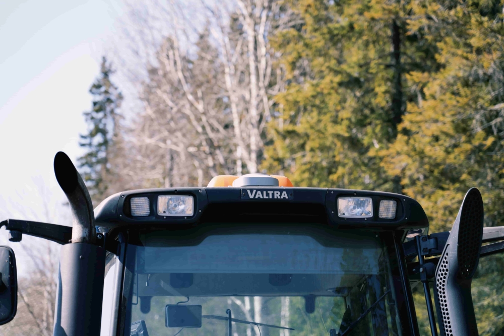 /ueditor/image/20260701/1782871516673632/59759cbbac66aeefdbb025c130ff607b.jpg eSteer 20 Max and VALTRA tractor.jpg