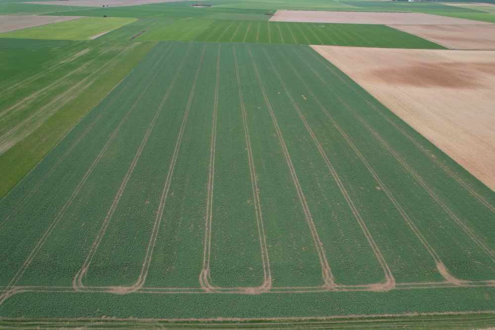 /ueditor/image/20260701/1782872794411511/5ce76dcdf178da5895824174012bdd73.jpg gnss rtk system working on a farm.jpg
